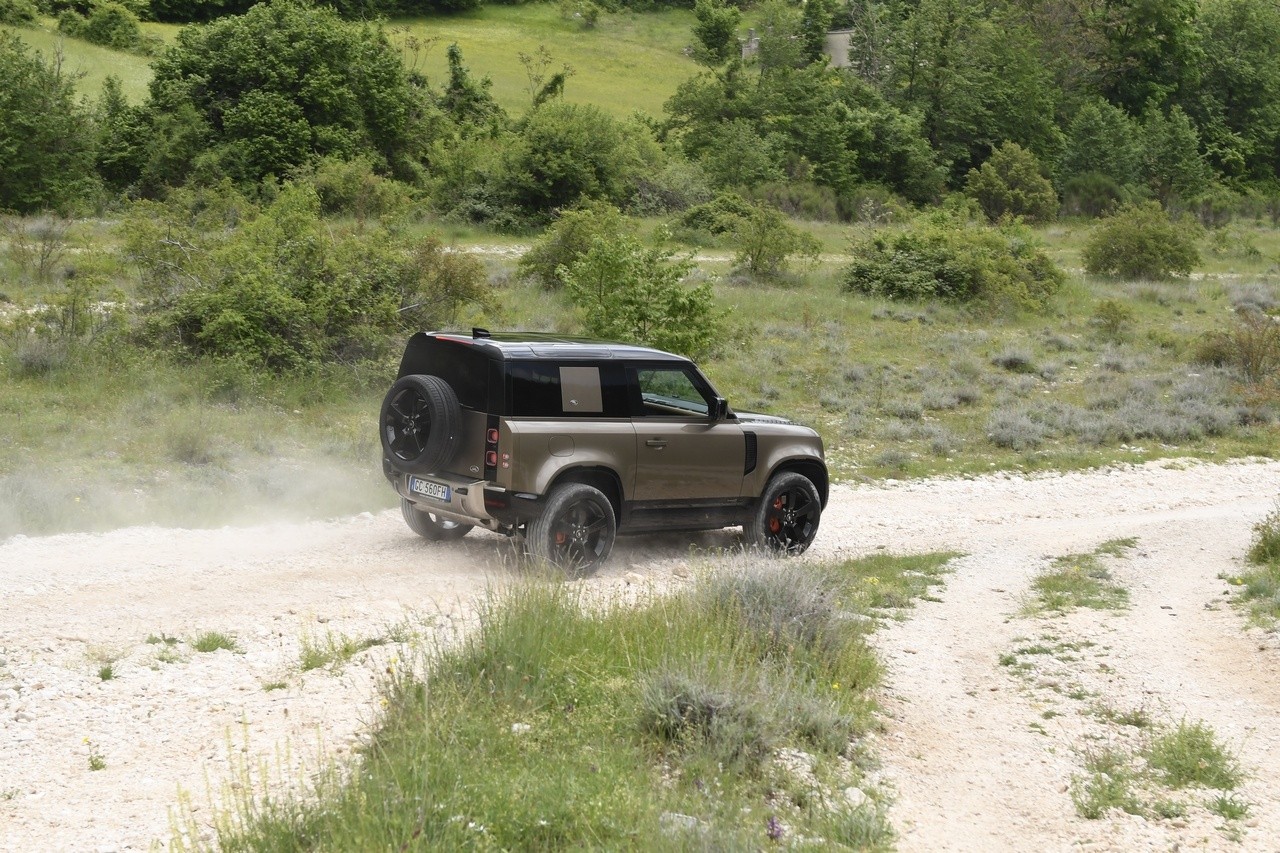 Land Rover Defender 90 P400 MHEV: la prova su strada e in off-road