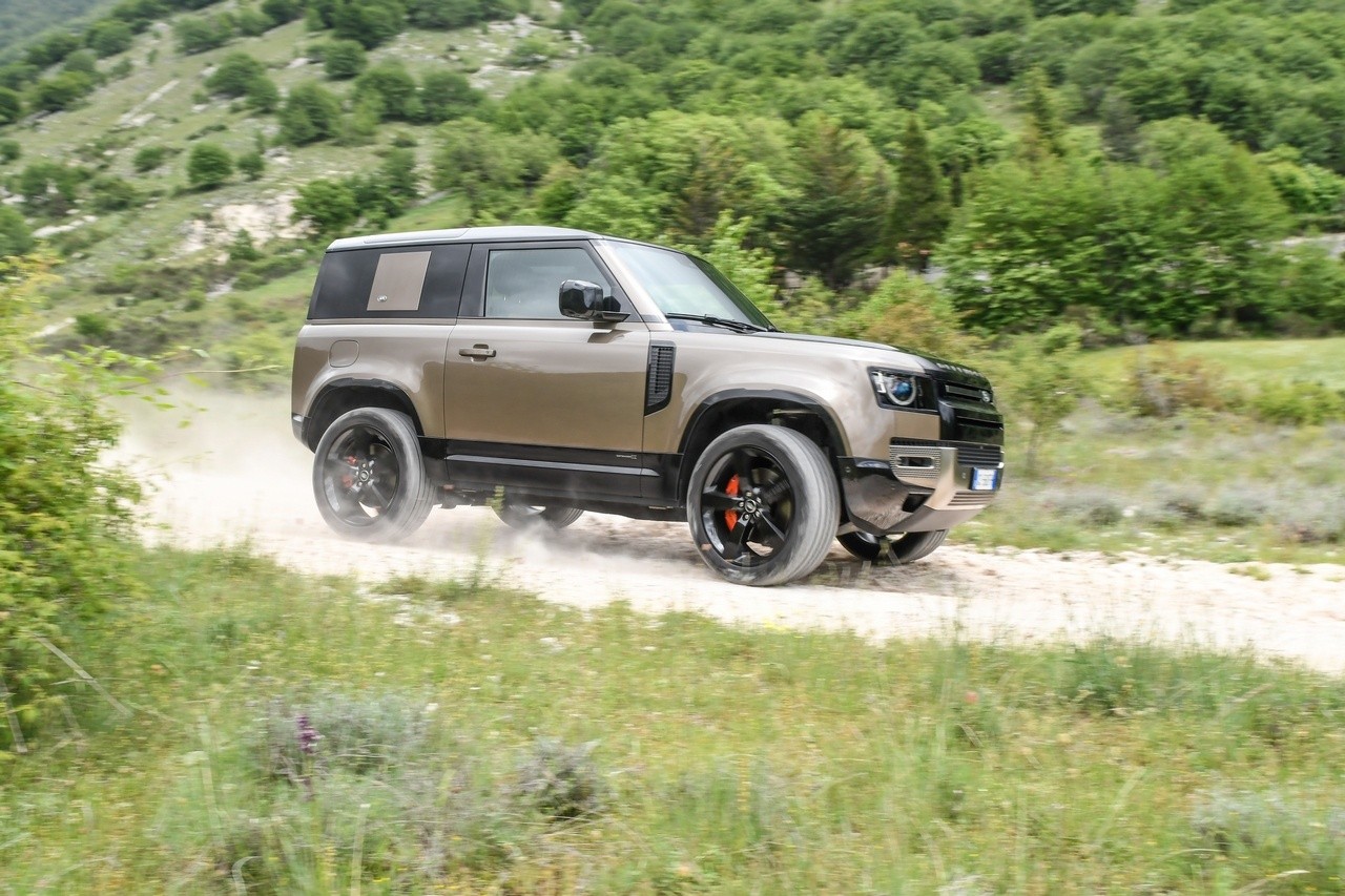 Land Rover Defender 90 P400 MHEV: la prova su strada e in off-road