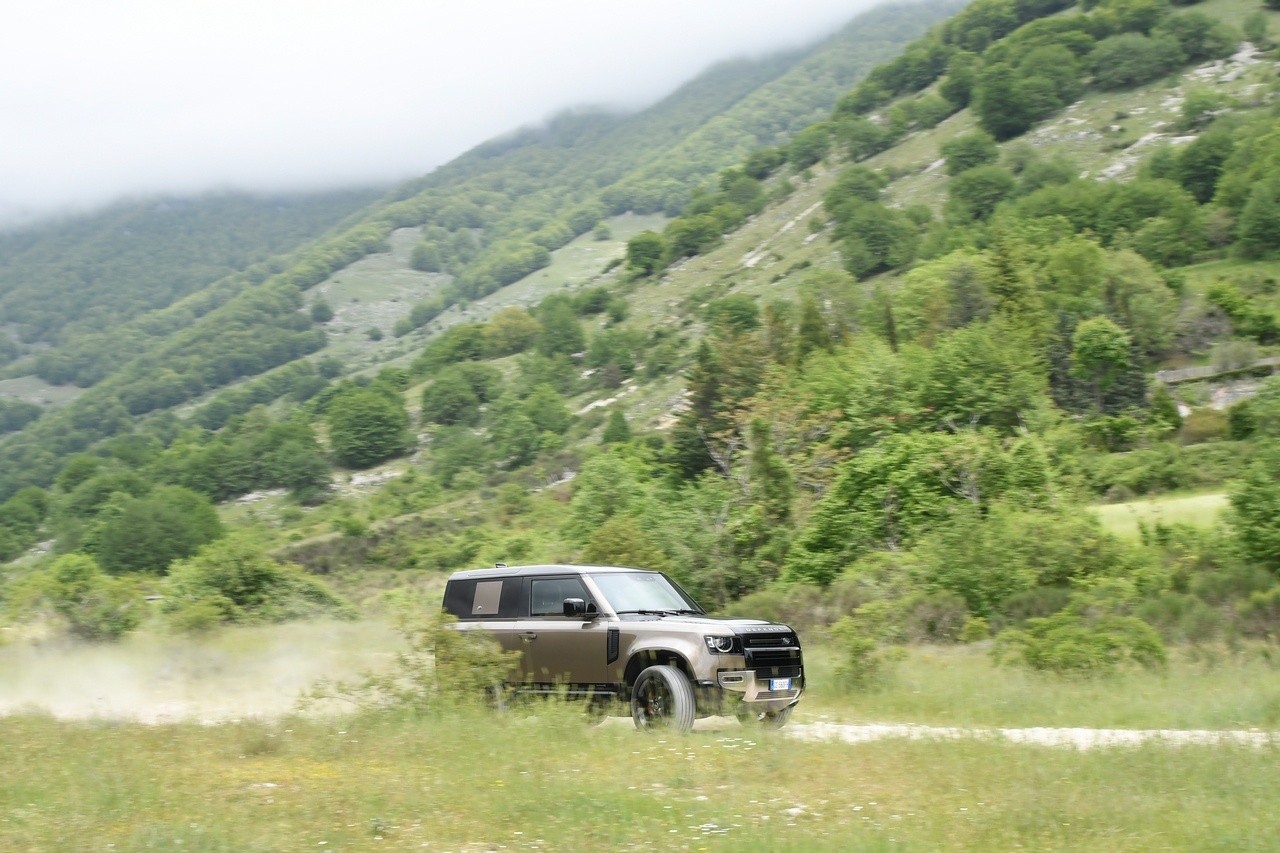 Land Rover Defender 90 P400 MHEV: la prova su strada e in off-road