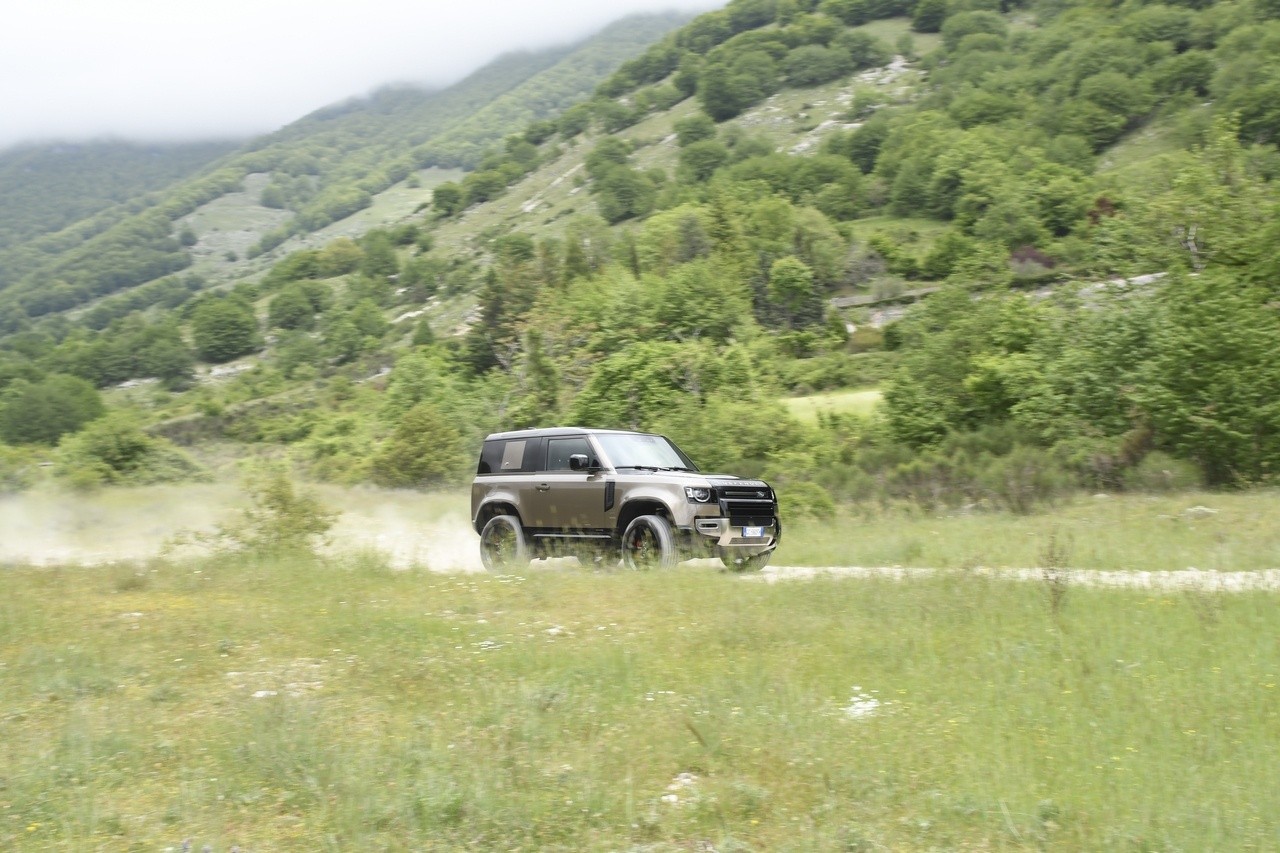 Land Rover Defender 90 P400 MHEV: la prova su strada e in off-road