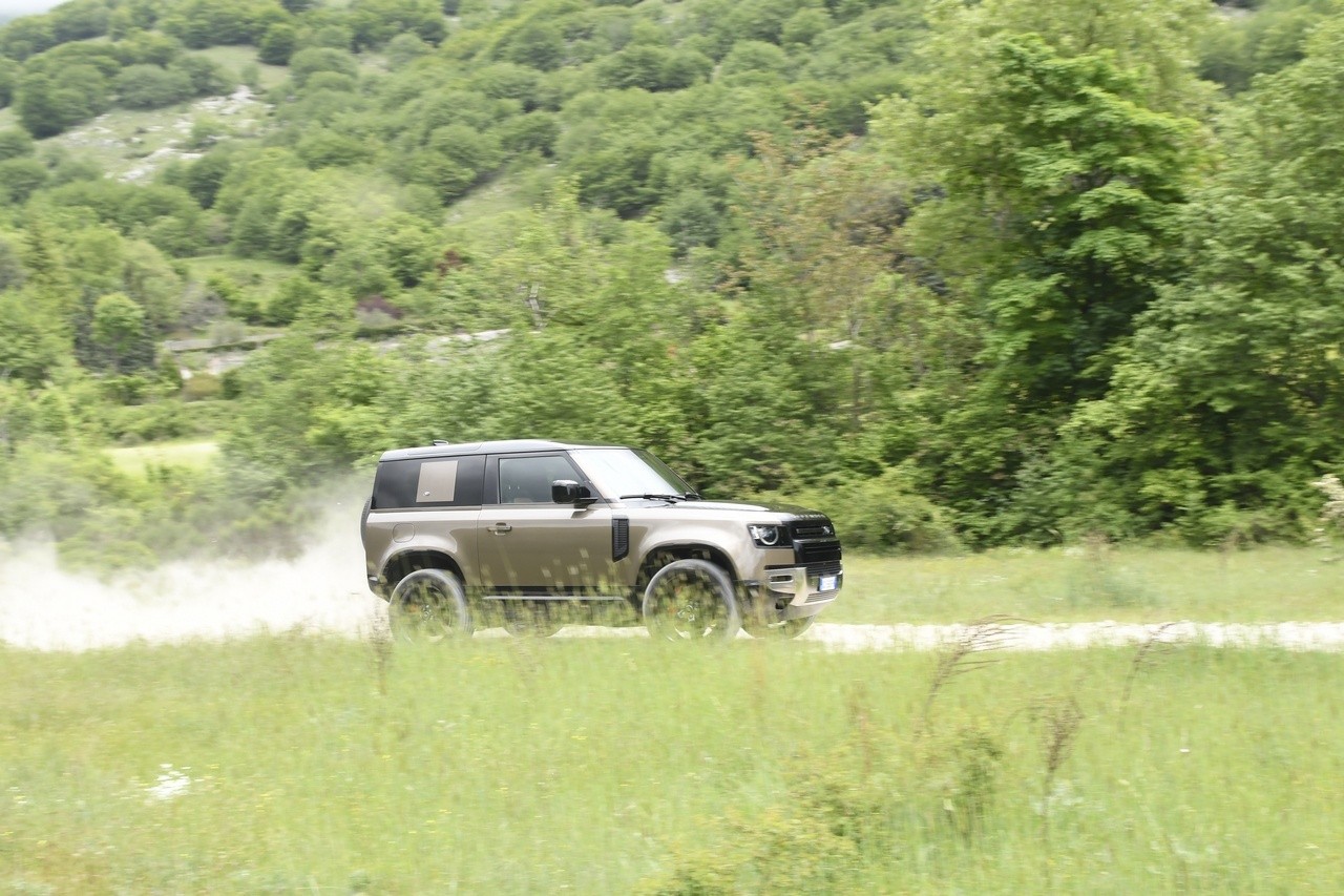 Land Rover Defender 90 P400 MHEV: la prova su strada e in off-road