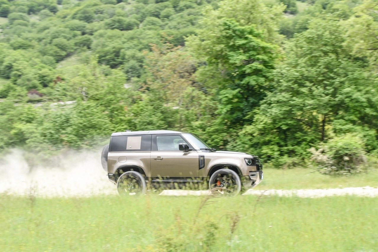 Land Rover Defender 90 P400 MHEV: la prova su strada e in off-road