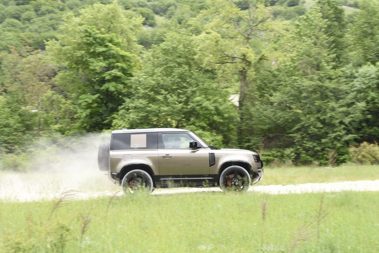 Land Rover Defender 90 P400 MHEV: la prova su strada e in off-road