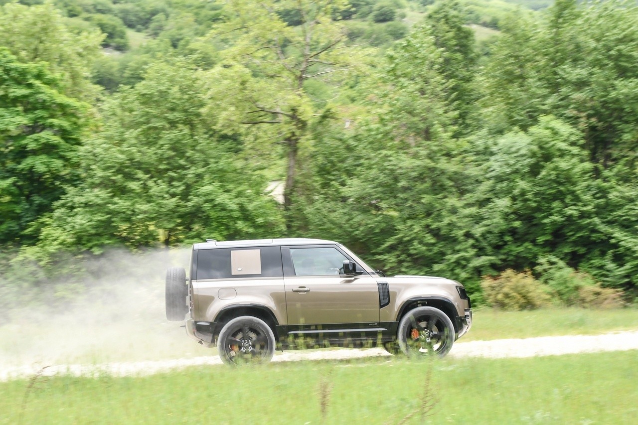 Land Rover Defender 90 P400 MHEV: la prova su strada e in off-road