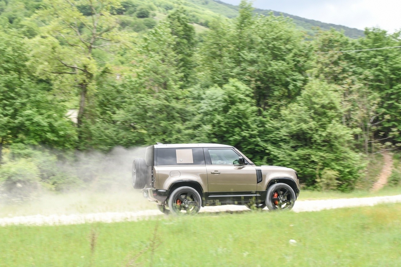 Land Rover Defender 90 P400 MHEV: la prova su strada e in off-road