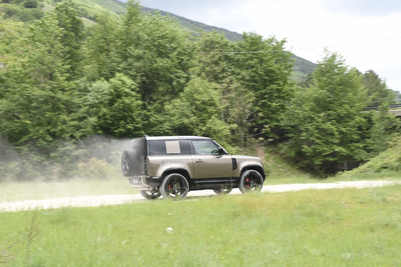 Land Rover Defender 90 P400 MHEV: la prova su strada e in off-road