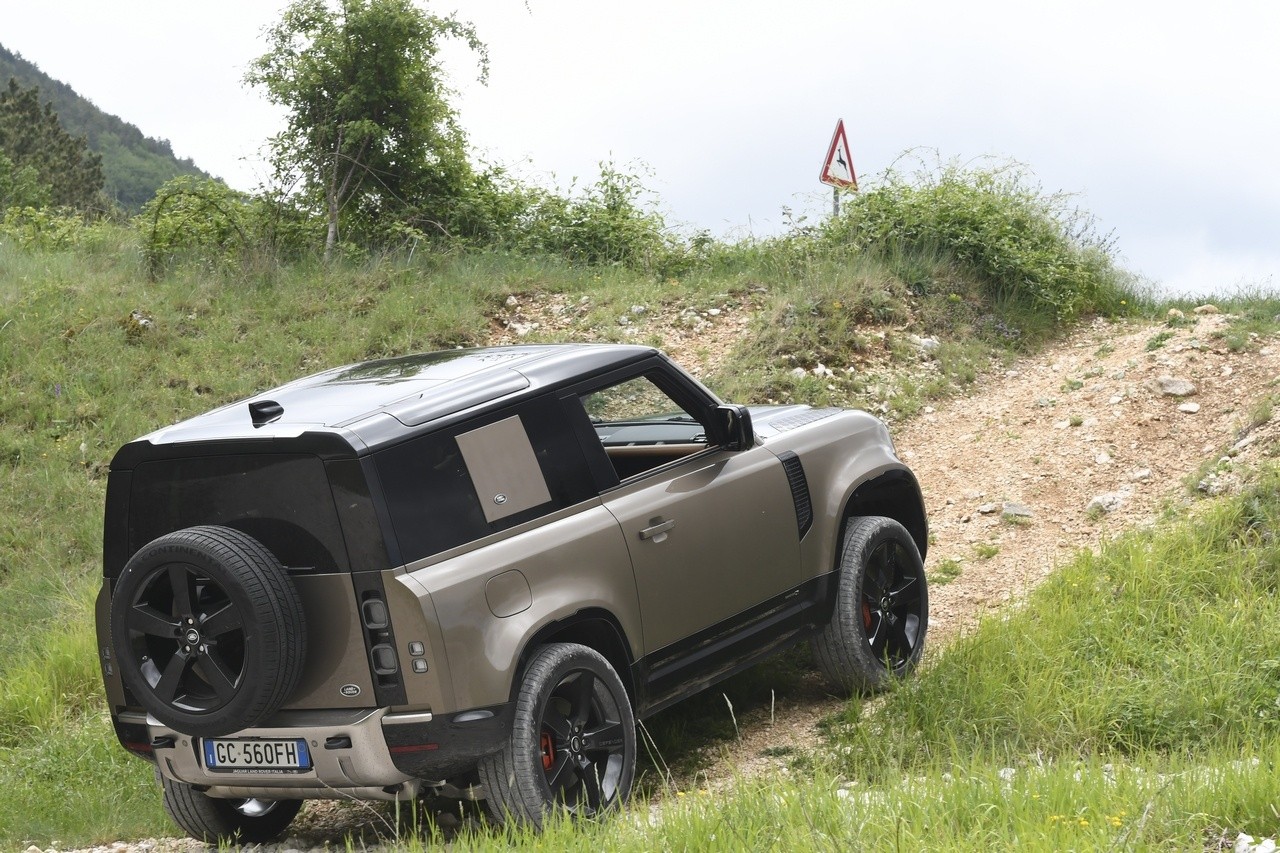 Land Rover Defender 90 P400 MHEV: la prova su strada e in off-road