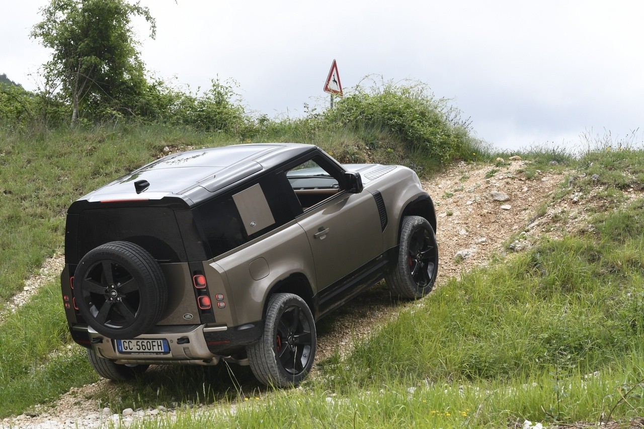 Land Rover Defender 90 P400 MHEV: la prova su strada e in off-road