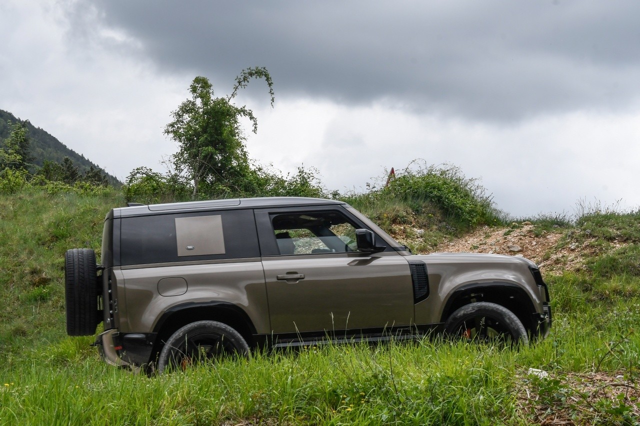 Land Rover Defender 90 P400 MHEV: la prova su strada e in off-road