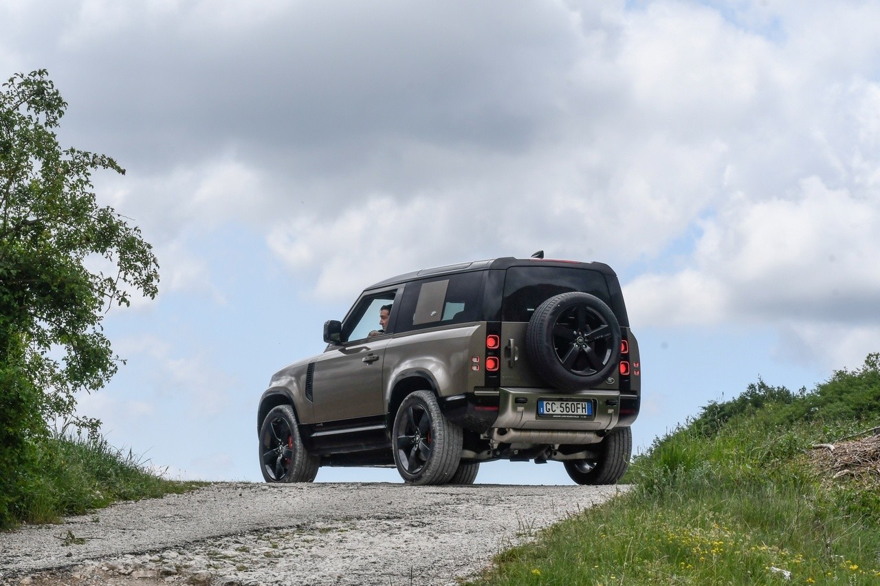 Land Rover Defender 90 P400 MHEV: la prova su strada e in off-road