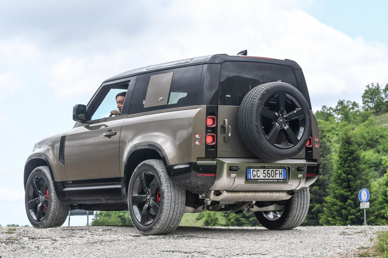 Land Rover Defender 90 P400 MHEV: la prova su strada e in off-road