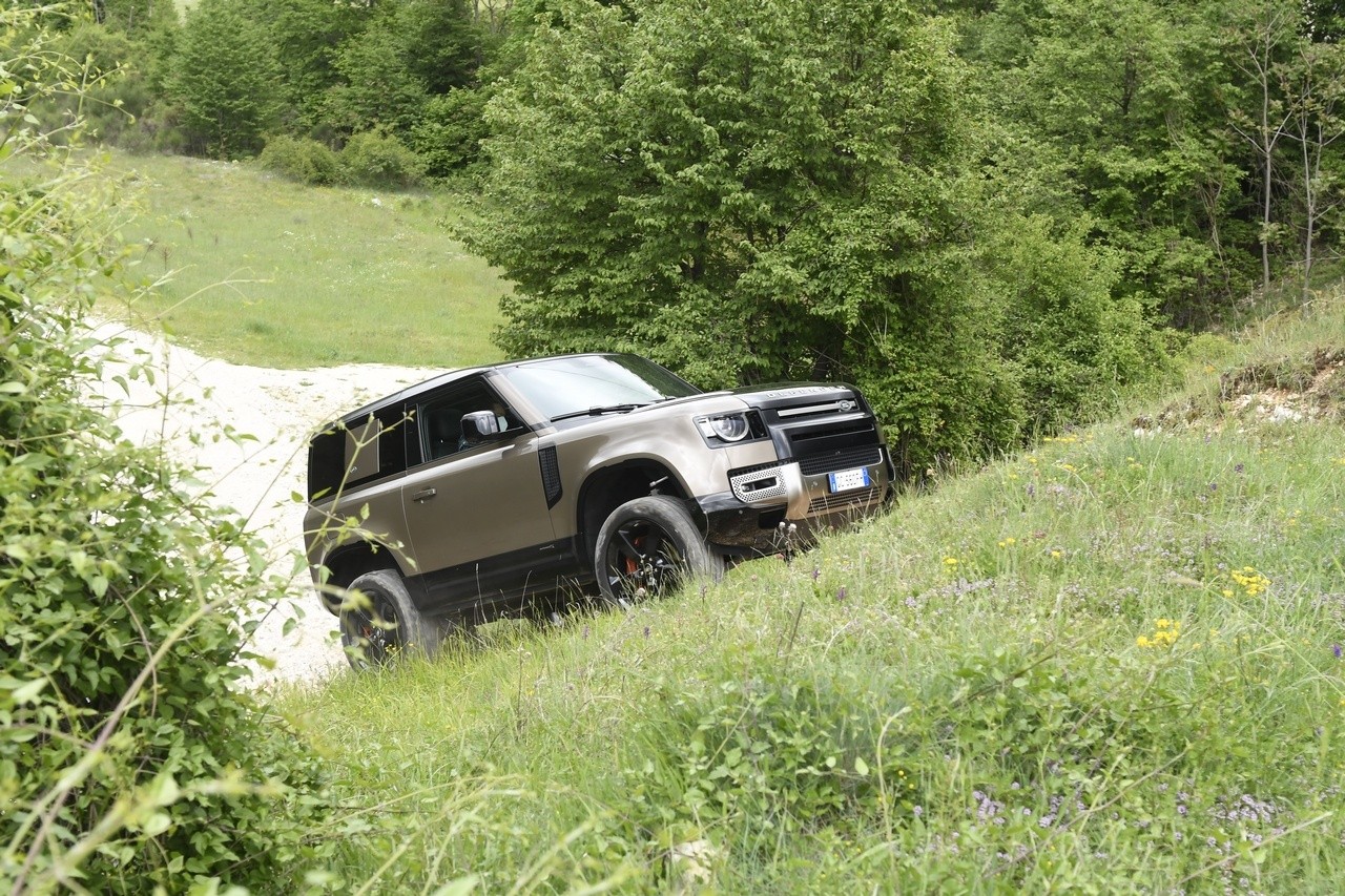 Land Rover Defender 90 P400 MHEV: la prova su strada e in off-road