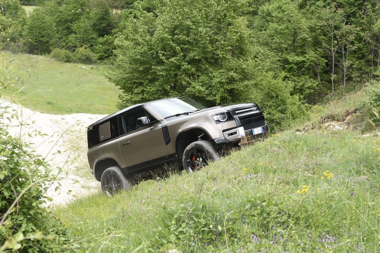 Land Rover Defender 90 P400 MHEV: la prova su strada e in off-road