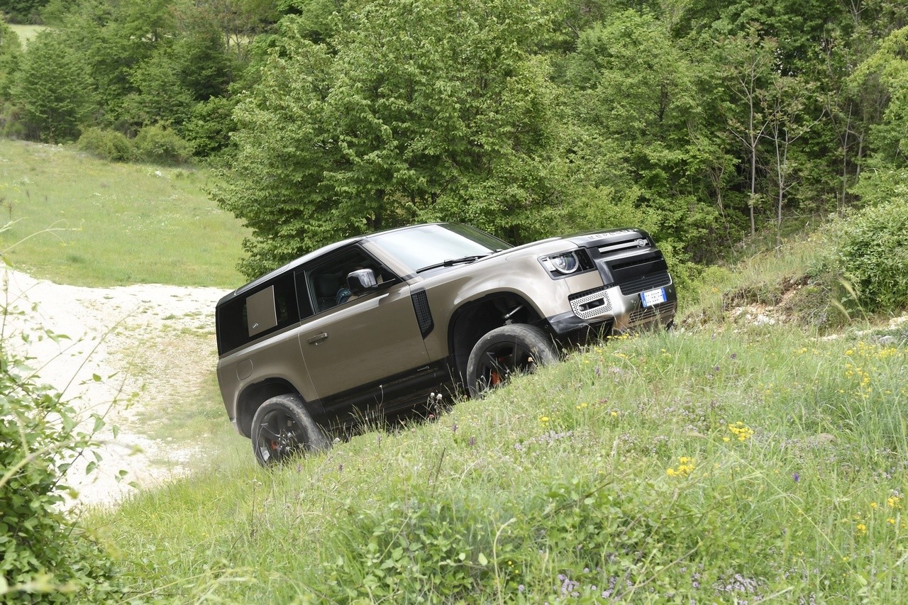 Land Rover Defender 90 P400 MHEV: la prova su strada e in off-road