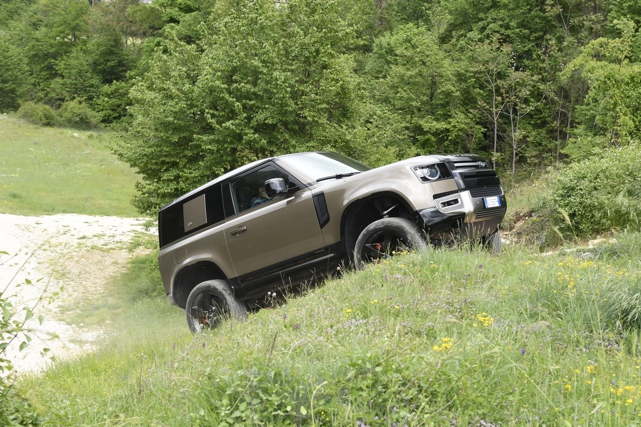 Land Rover Defender 90 P400 MHEV: la prova su strada e in off-road