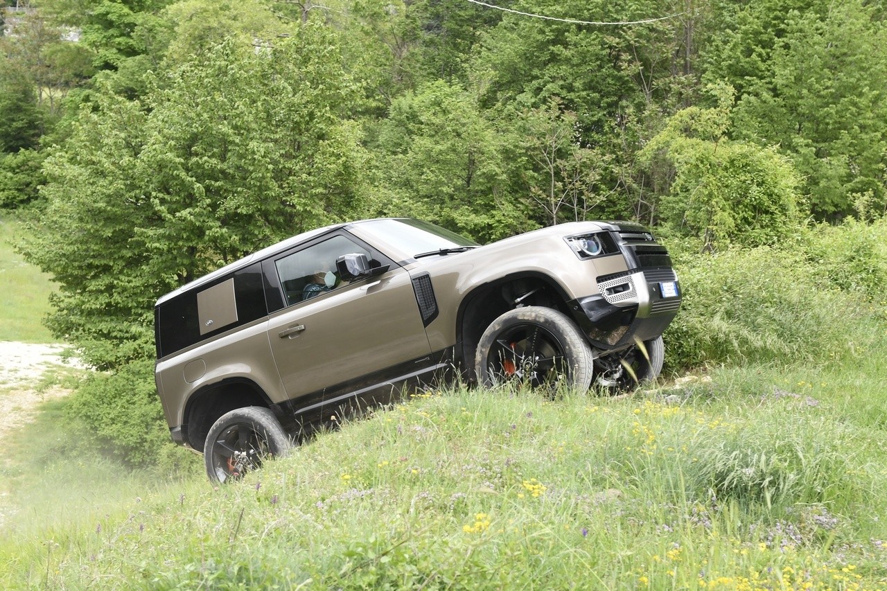 Land Rover Defender 90 P400 MHEV: la prova su strada e in off-road