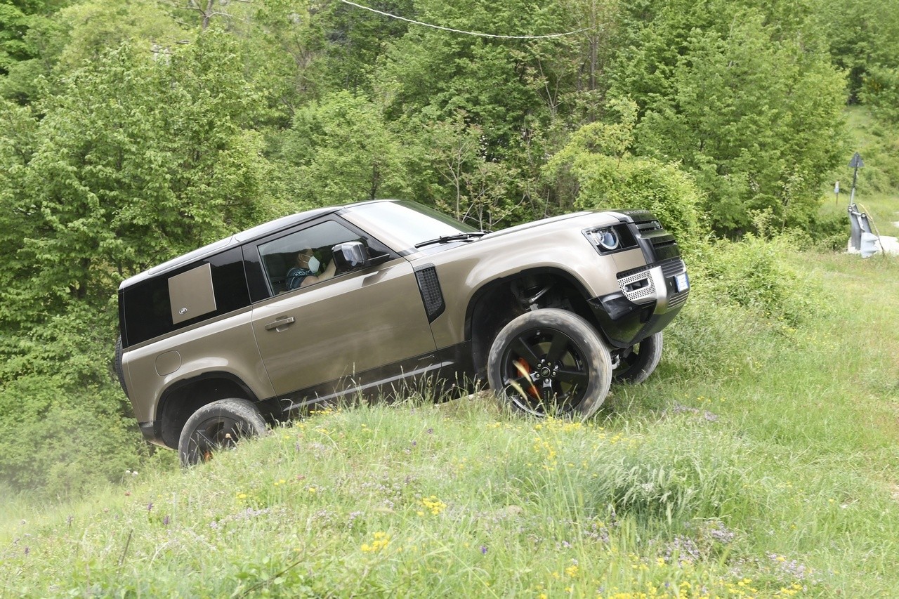 Land Rover Defender 90 P400 MHEV: la prova su strada e in off-road