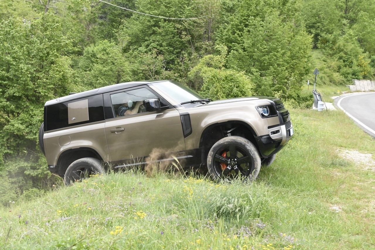 Land Rover Defender 90 P400 MHEV: la prova su strada e in off-road