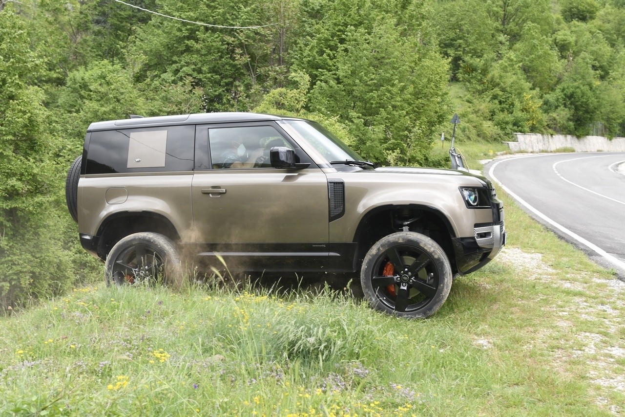 Land Rover Defender 90 P400 MHEV: la prova su strada e in off-road