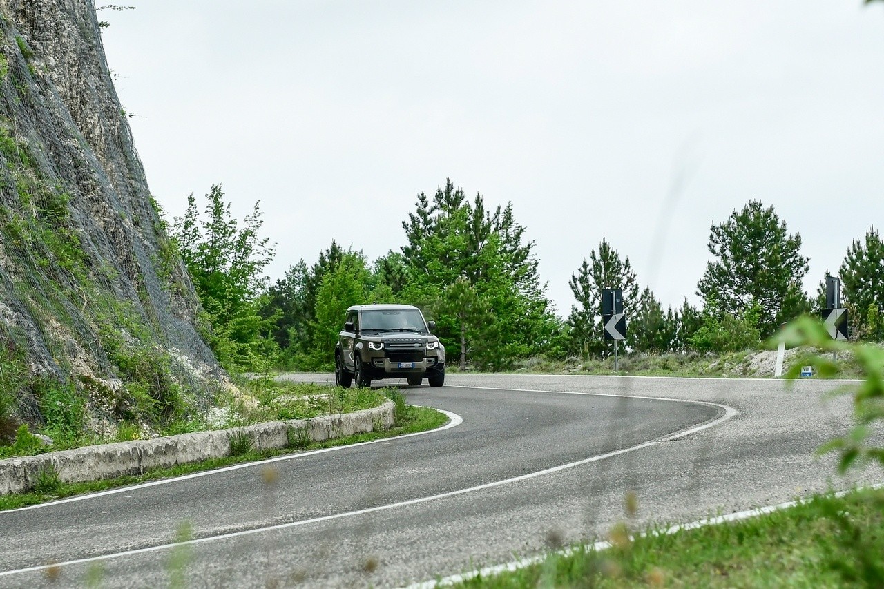 Land Rover Defender 90 P400 MHEV: la prova su strada e in off-road