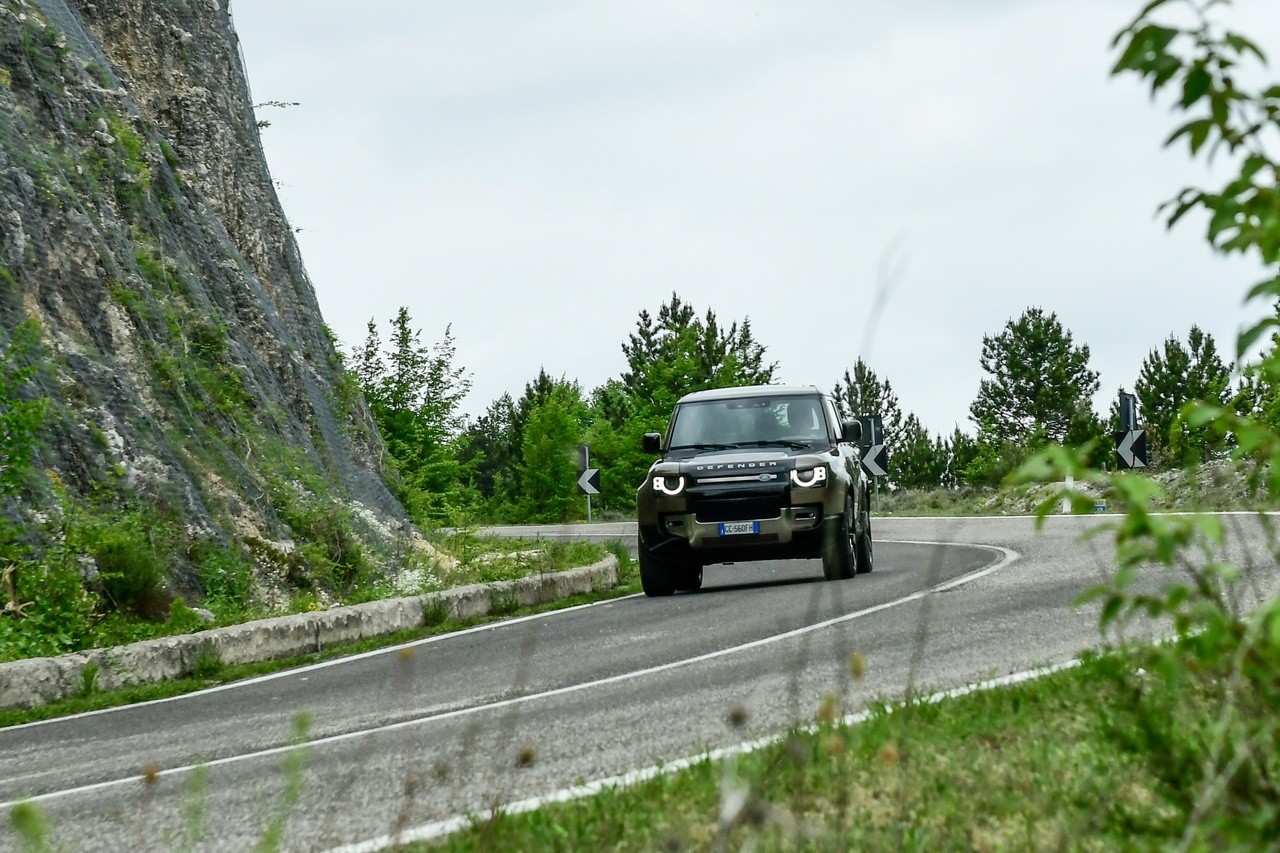 Land Rover Defender 90 P400 MHEV: la prova su strada e in off-road