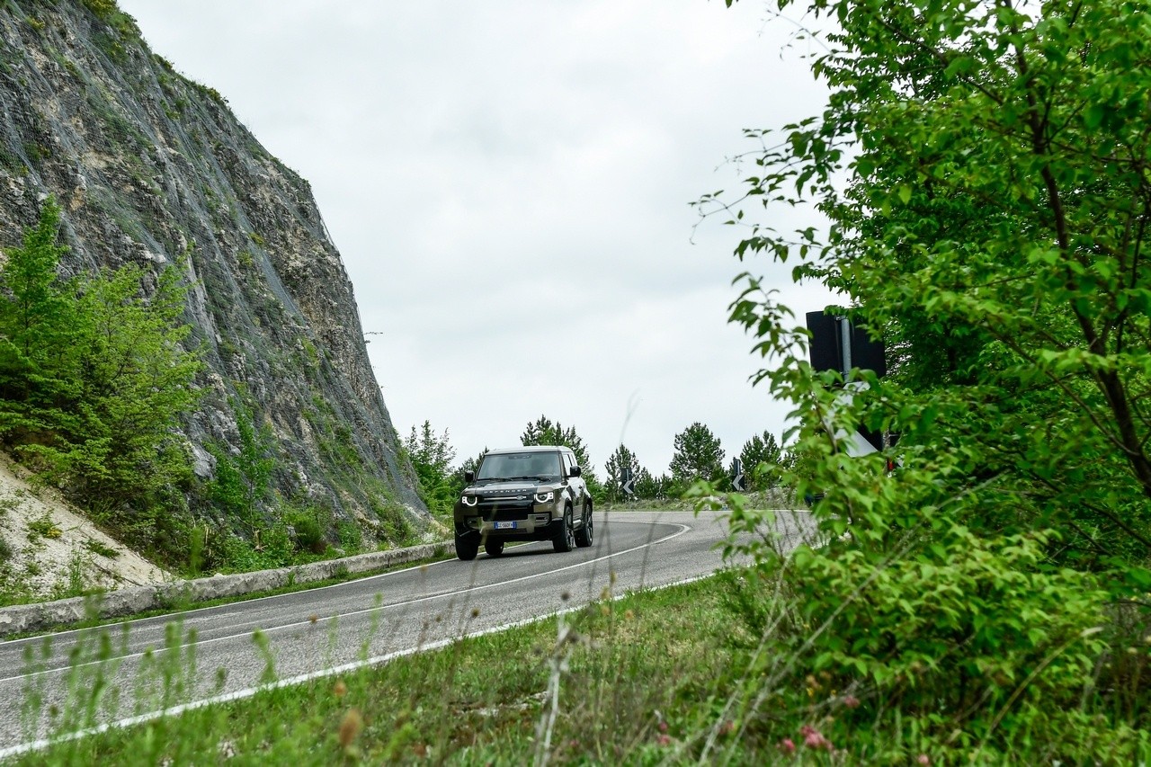 Land Rover Defender 90 P400 MHEV: la prova su strada e in off-road