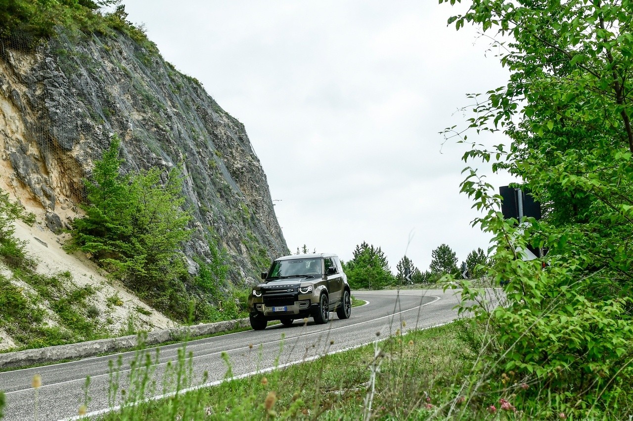 Land Rover Defender 90 P400 MHEV: la prova su strada e in off-road