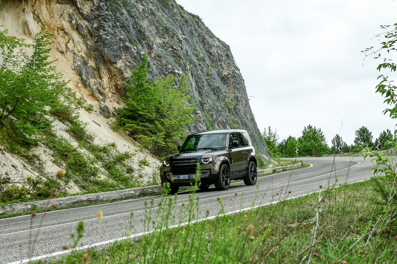 Land Rover Defender 90 P400 MHEV: la prova su strada e in off-road