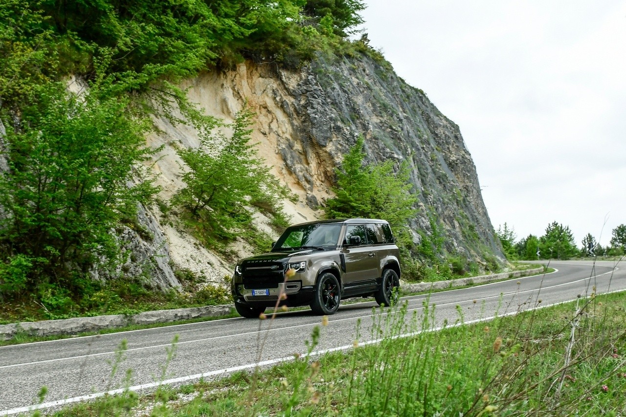 Land Rover Defender 90 P400 MHEV: la prova su strada e in off-road