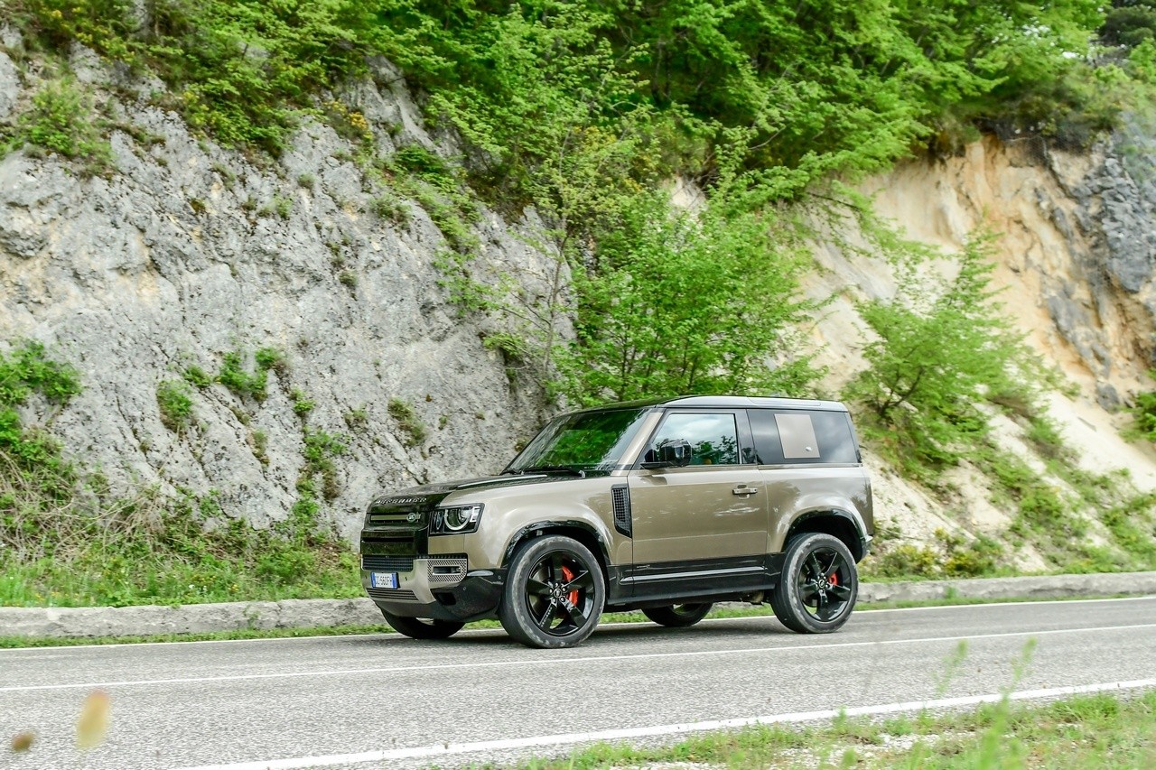 Land Rover Defender 90 P400 MHEV: la prova su strada e in off-road