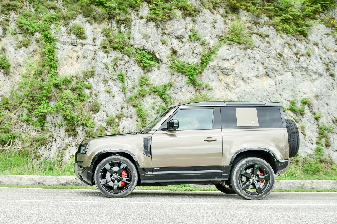 Land Rover Defender 90 P400 MHEV: la prova su strada e in off-road