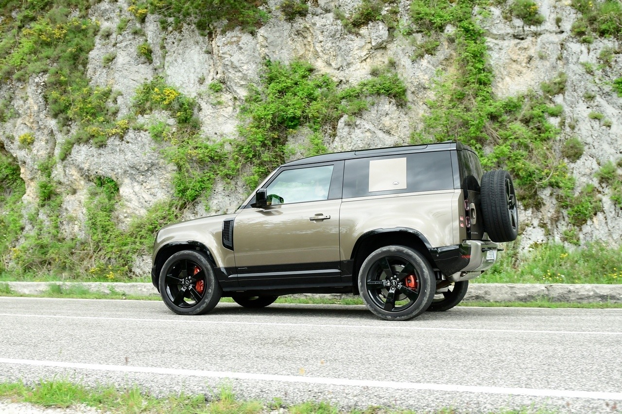 Land Rover Defender 90 P400 MHEV: la prova su strada e in off-road