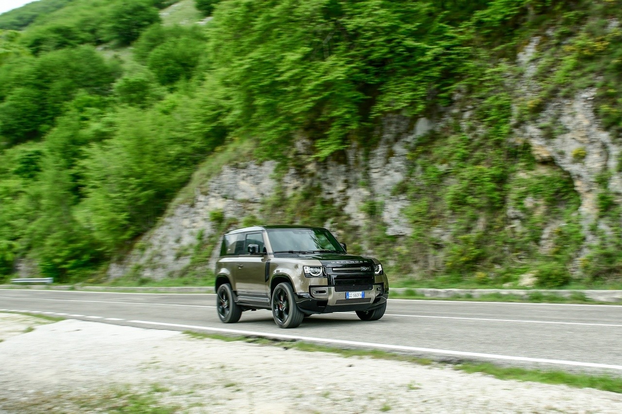 Land Rover Defender 90 P400 MHEV: la prova su strada e in off-road