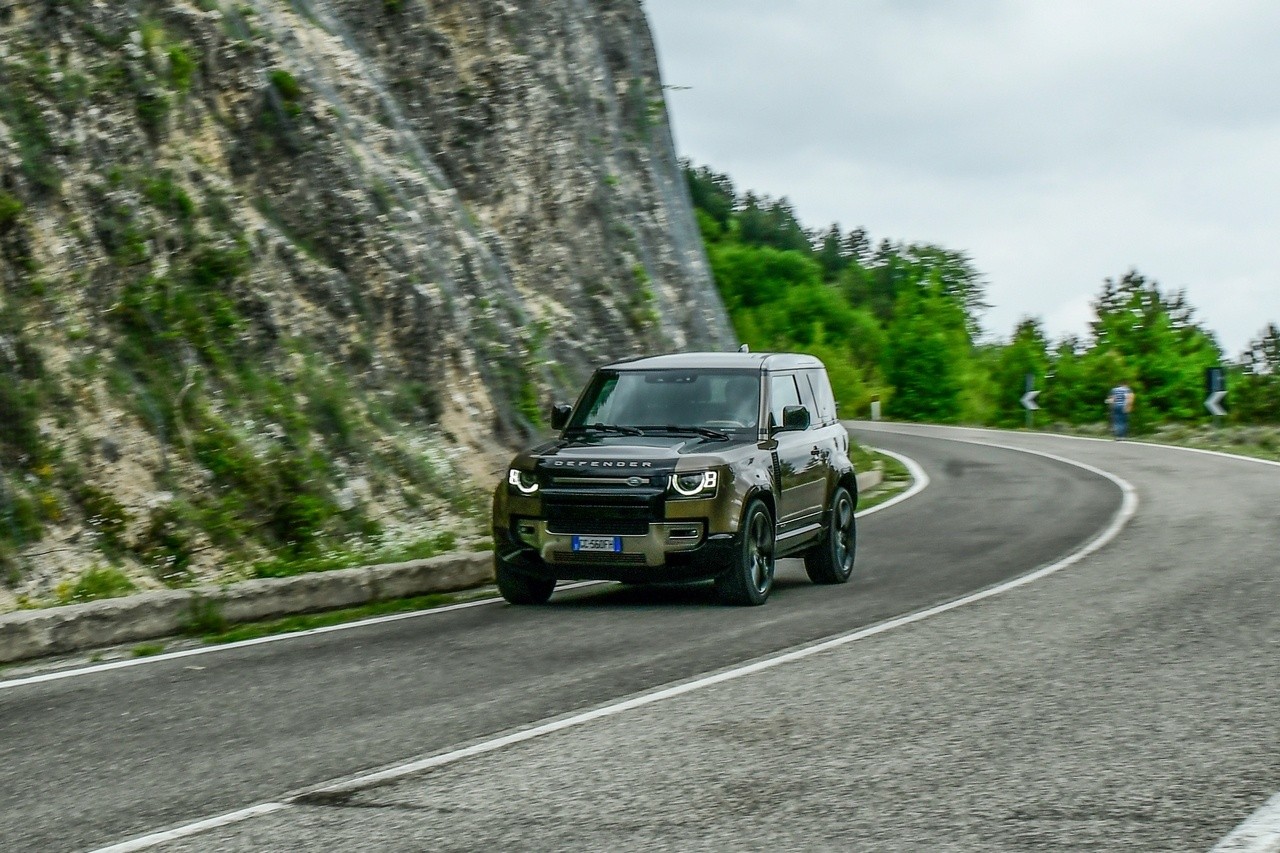 Land Rover Defender 90 P400 MHEV: la prova su strada e in off-road