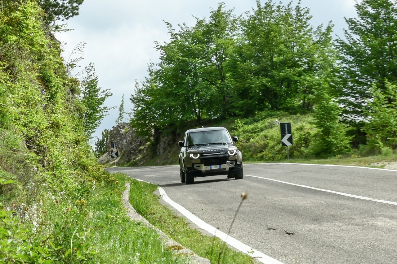 Land Rover Defender 90 P400 MHEV: la prova su strada e in off-road