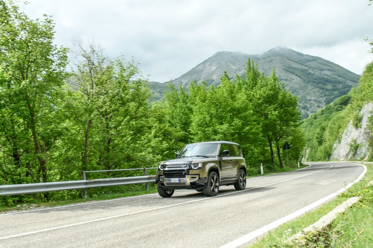 Land Rover Defender 90 P400 MHEV: la prova su strada e in off-road