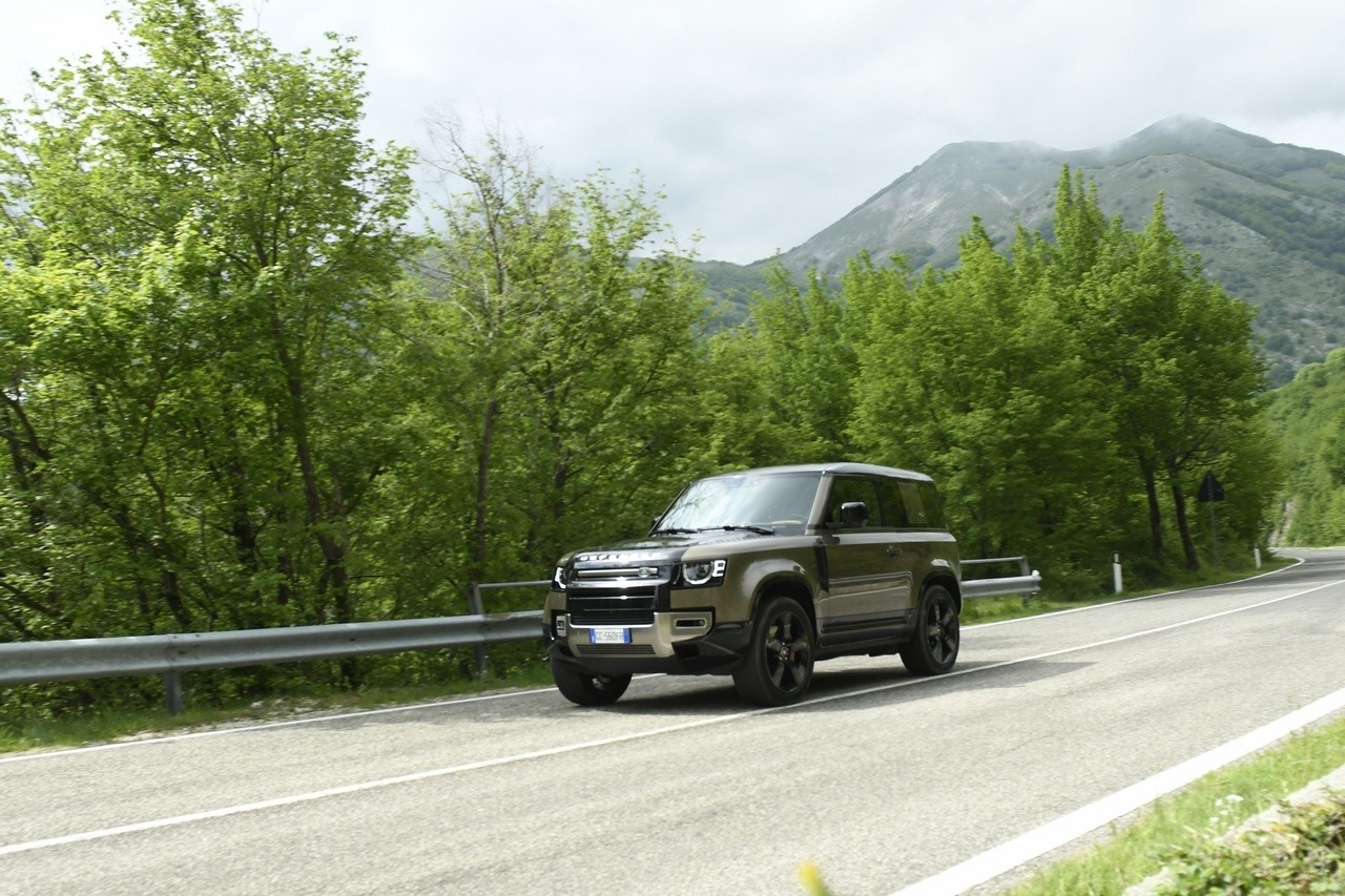 Land Rover Defender 90 P400 MHEV: la prova su strada e in off-road