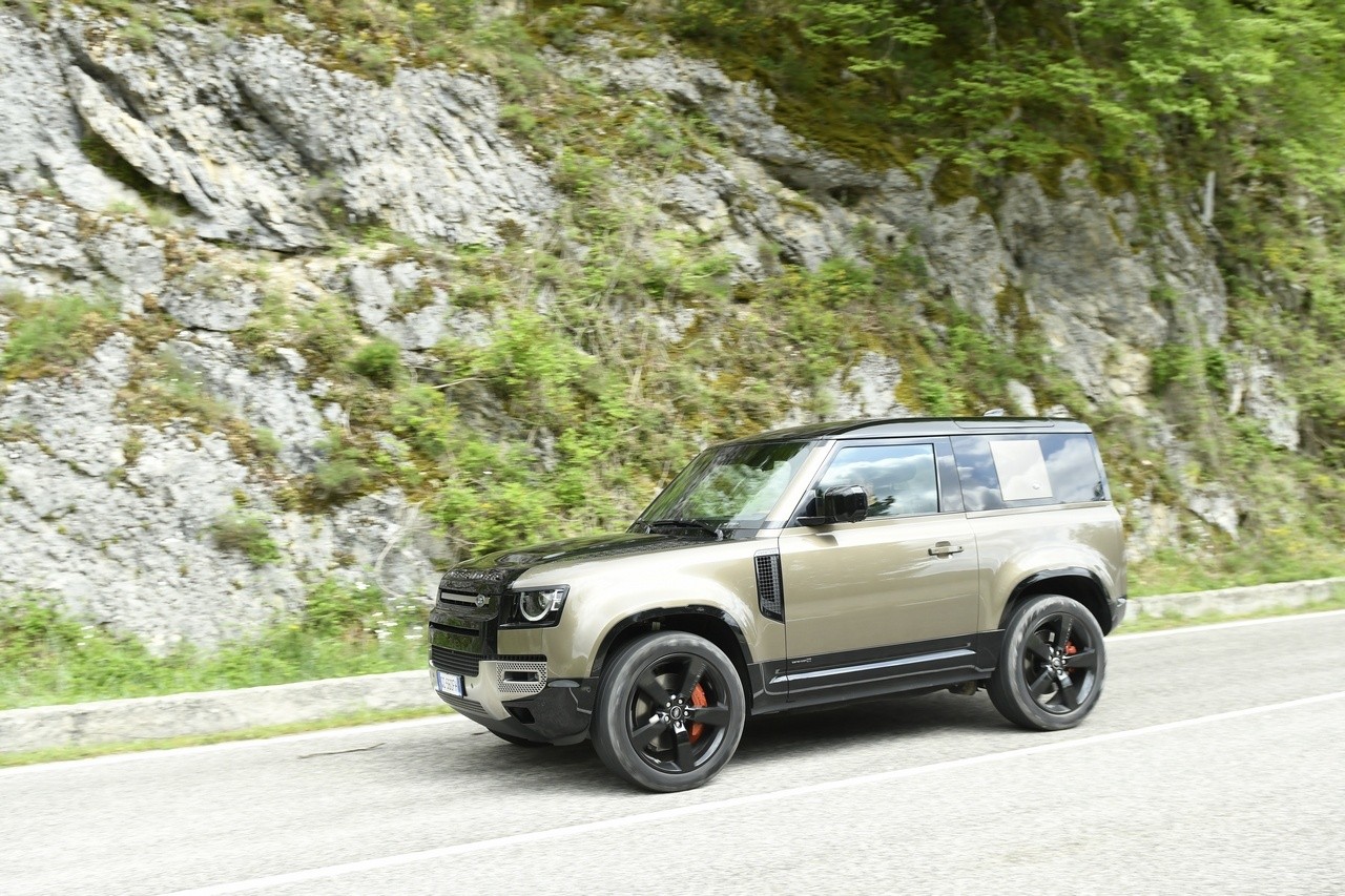 Land Rover Defender 90 P400 MHEV: la prova su strada e in off-road