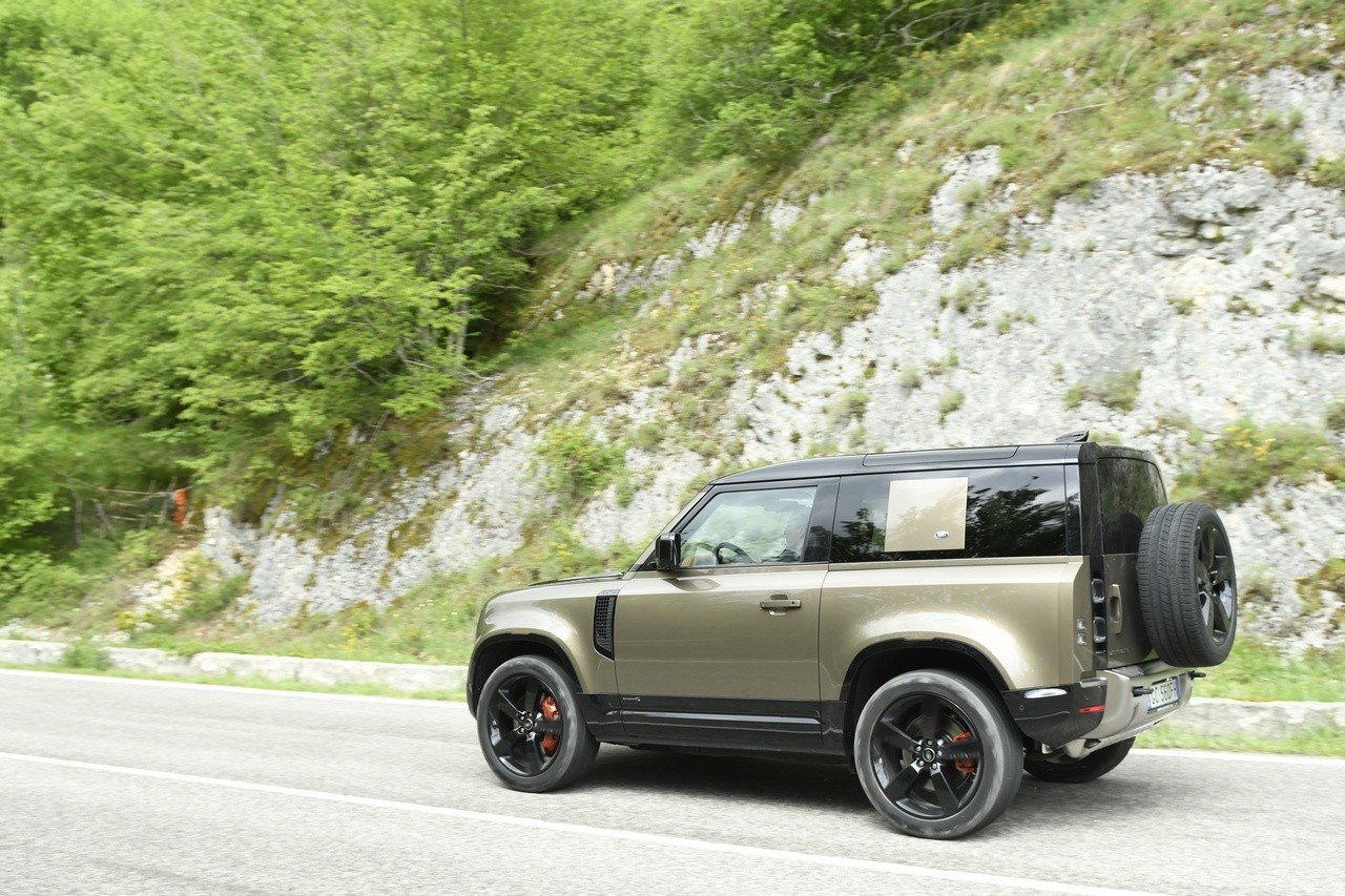 Land Rover Defender 90 P400 MHEV: la prova su strada e in off-road