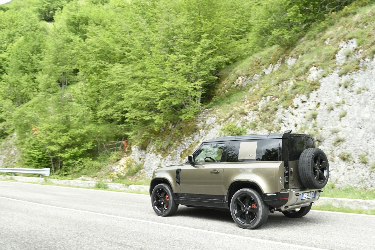 Land Rover Defender 90 P400 MHEV: la prova su strada e in off-road