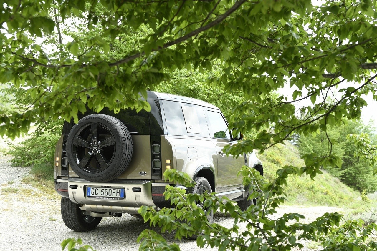 Land Rover Defender 90 P400 MHEV: la prova su strada e in off-road