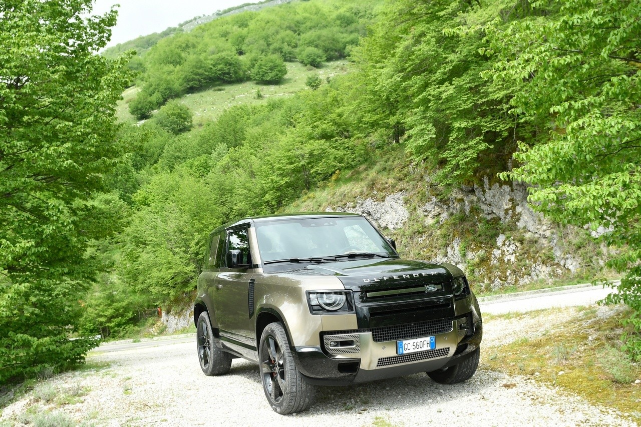 Land Rover Defender 90 P400 MHEV: la prova su strada e in off-road