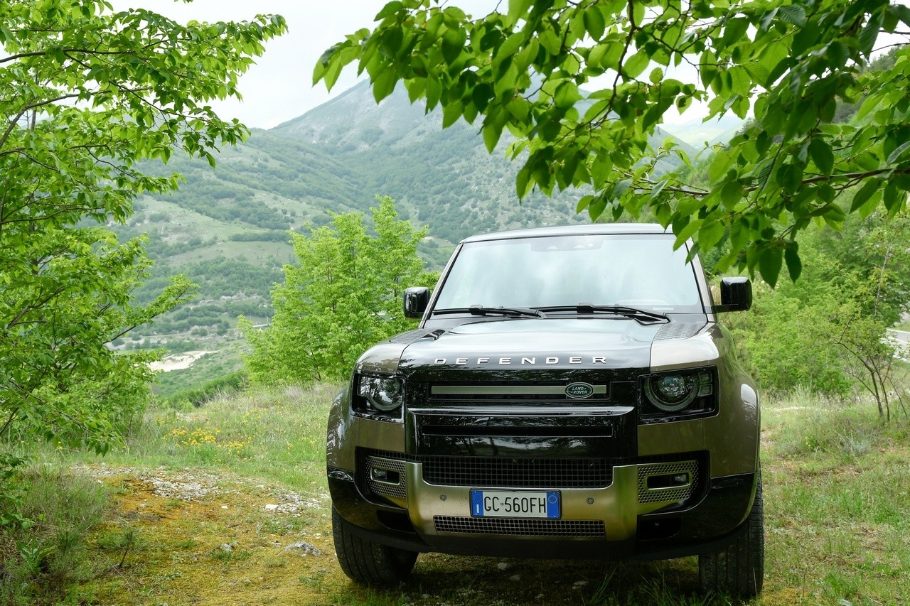 Land Rover Defender 90 P400 MHEV: la prova su strada e in off-road