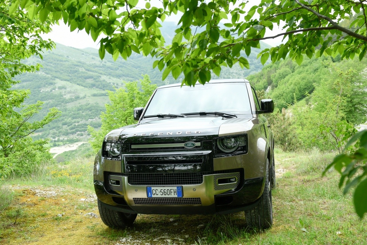 Land Rover Defender 90 P400 MHEV: la prova su strada e in off-road