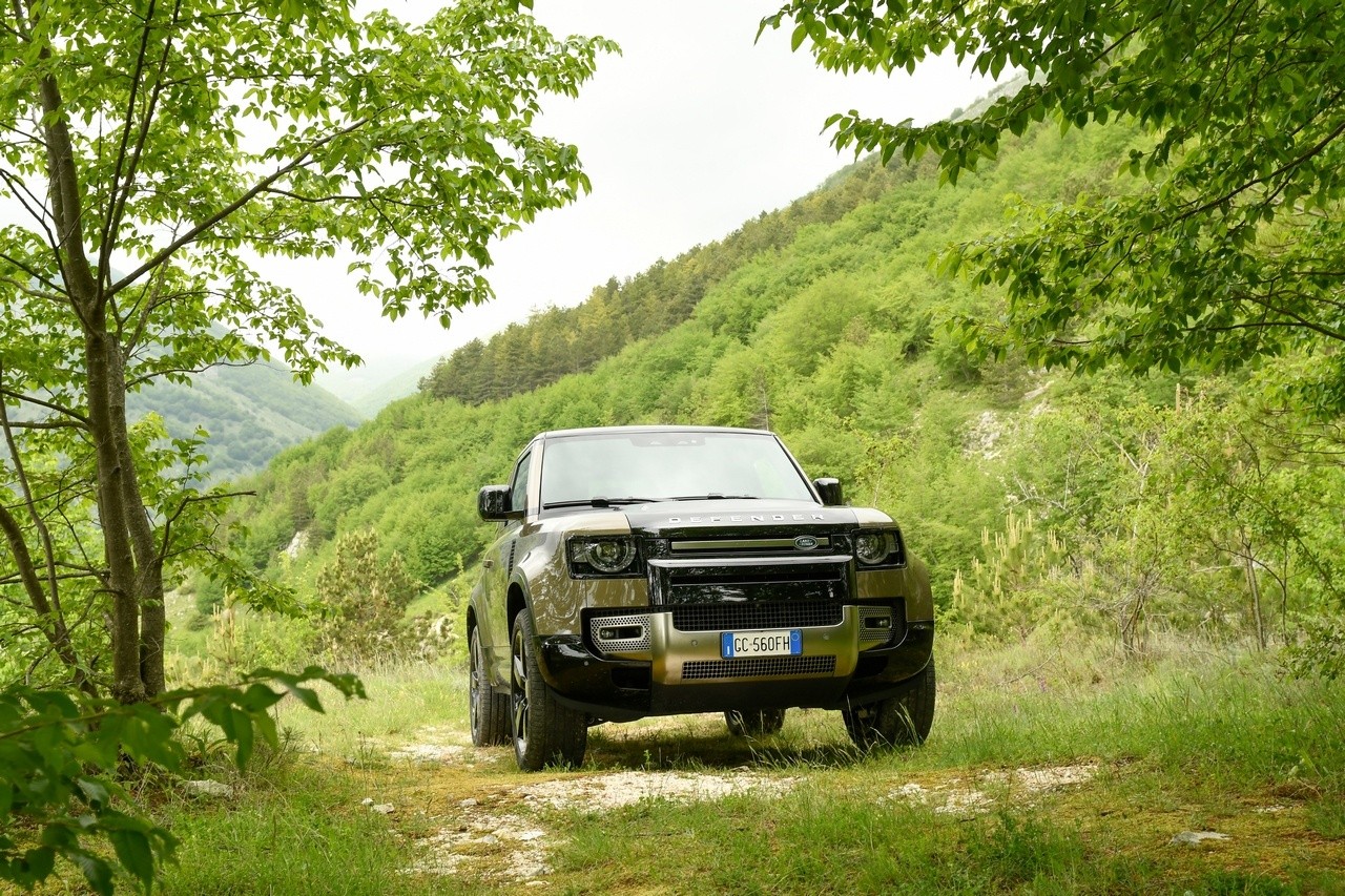 Land Rover Defender 90 P400 MHEV: la prova su strada e in off-road