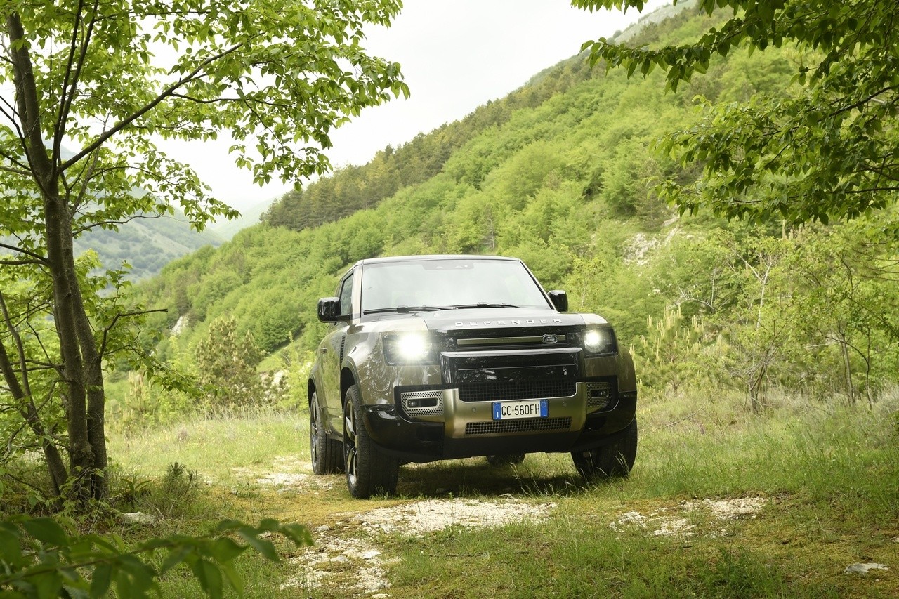 Land Rover Defender 90 P400 MHEV: la prova su strada e in off-road