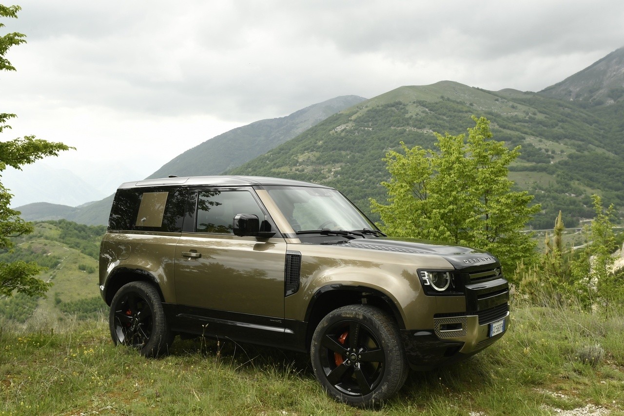 Land Rover Defender 90 P400 MHEV: la prova su strada e in off-road