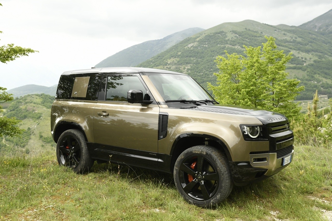 Land Rover Defender 90 P400 MHEV: la prova su strada e in off-road