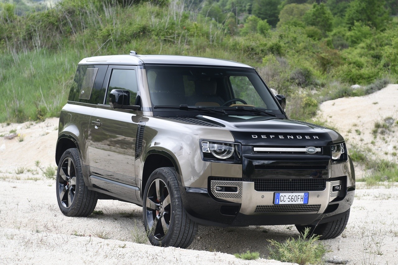 Land Rover Defender 90 P400 MHEV: la prova su strada e in off-road