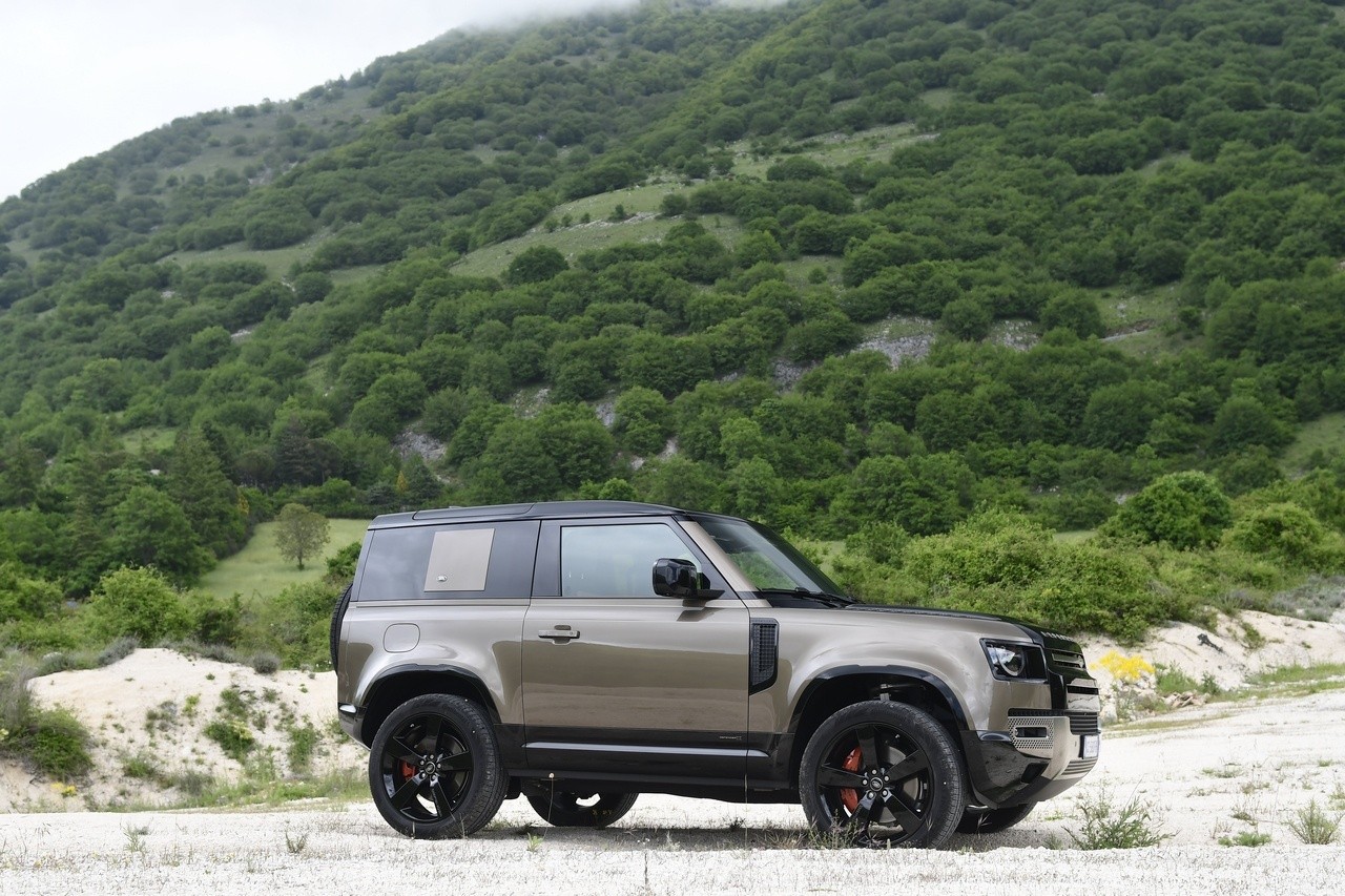 Land Rover Defender 90 P400 MHEV: la prova su strada e in off-road